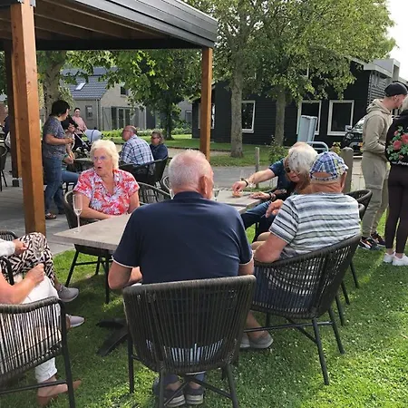 557 Op Recreatiepark De Wielen 度假居 *