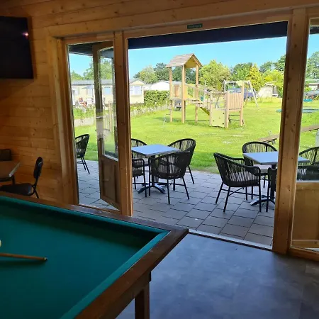 557 Op Recreatiepark De Wielen 度假居