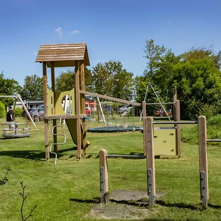 557 Op Recreatiepark De Wielen 度假居 *