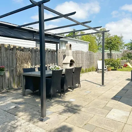 557 Op Recreatiepark De Wielen 度假居